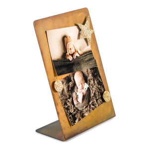 Tall Magnetic Frame – Say goodbye to fussy glass and incorrect print sizes, this frame accommodates several prints in one example with newborn photos