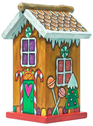 Small Gingerbread House Sculpture – Lovely Gingerbread decorated with a variety of sweets