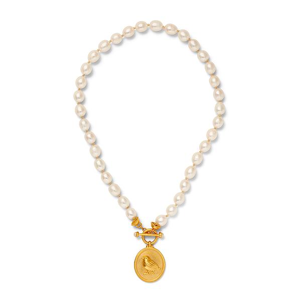 Little Freshwater Bird Necklace – Luminous, white freshwater pearls and an elegant medallion celebrating the sparrow