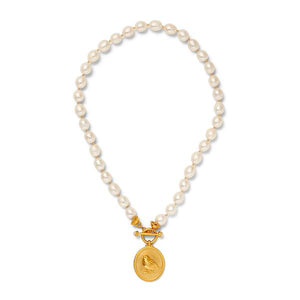 Little Freshwater Bird Necklace – Luminous, white freshwater pearls and an elegant medallion celebrating the sparrow